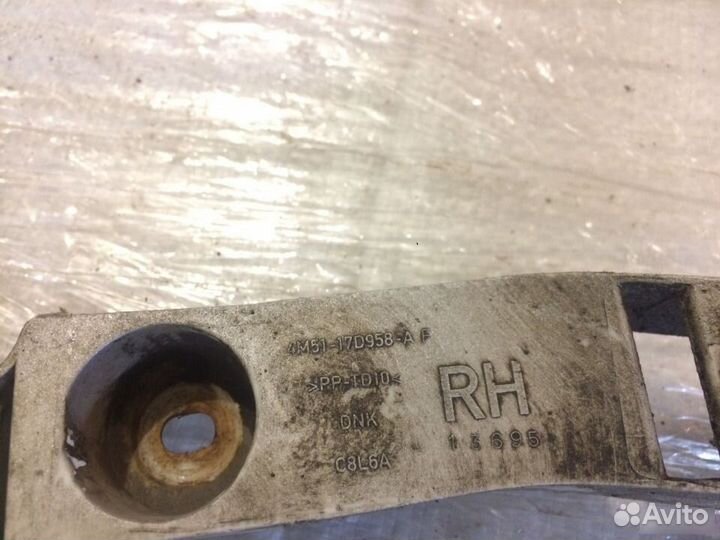 Кронштейн переднего бампера правый Ford Focus II