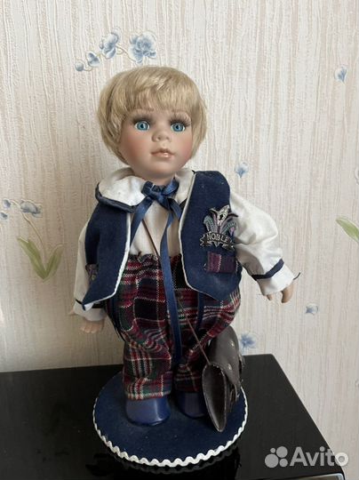 Кукла фарфоровая