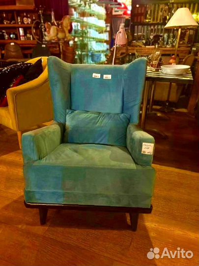Кресло голубое из велюра