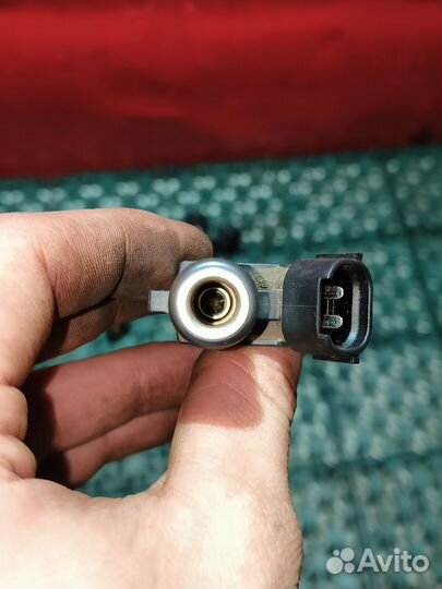 Форсунка топливная Citroen C4 Picasso 1.8 6FY