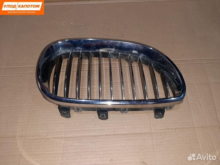 Решетка радиатора левая верхняя BMW 5 E60