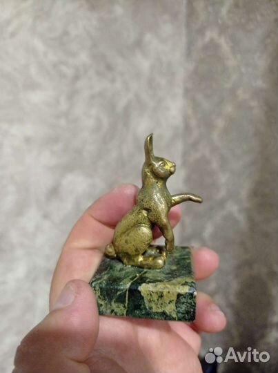 Фигурка заяц