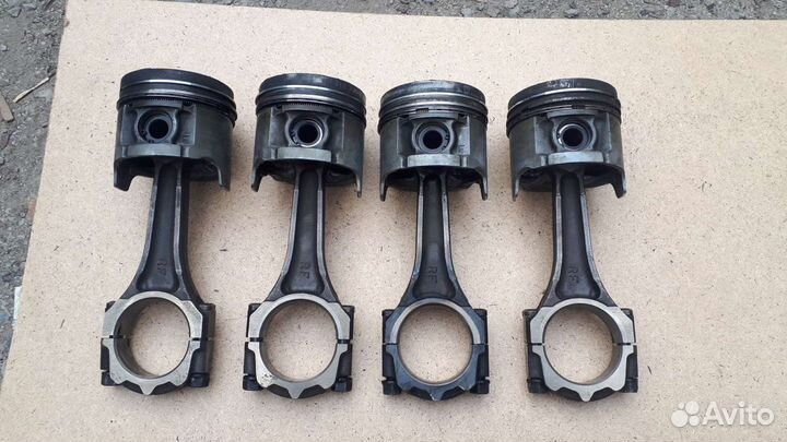 Поршень с шатуном на двигатель R2 Бонго Ванетт