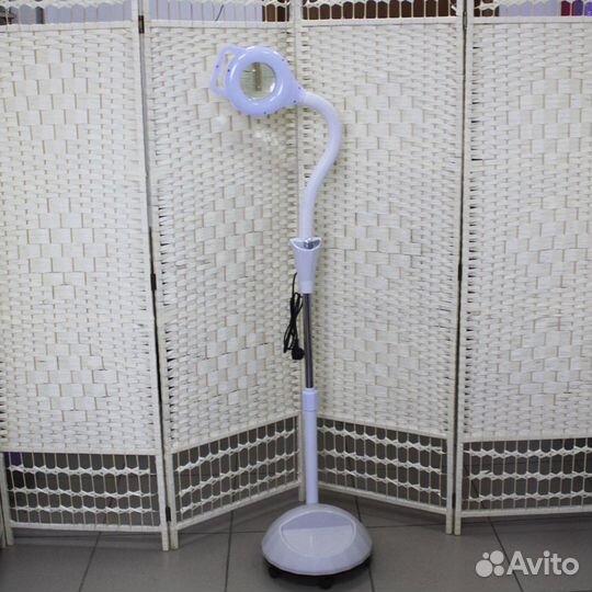 Лампа с увеличительным стеклом новая