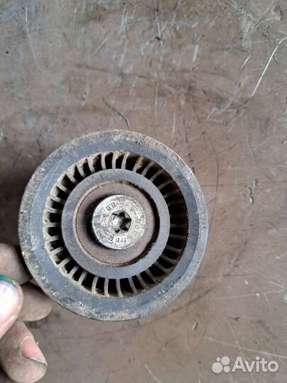 Ролик ремня на Porsche Cayenne