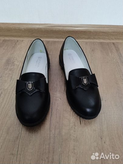 Продам туфли для девочки р. 35