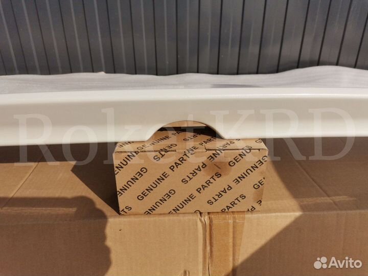 Спойлер под стекло Nissan Patrol Y62 Белый