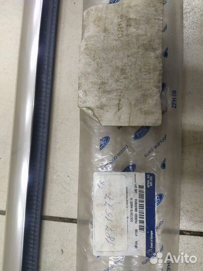 Молдинг стекла двери передней правой хром