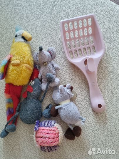 Совок для туалета, миска и игрушки для кошки