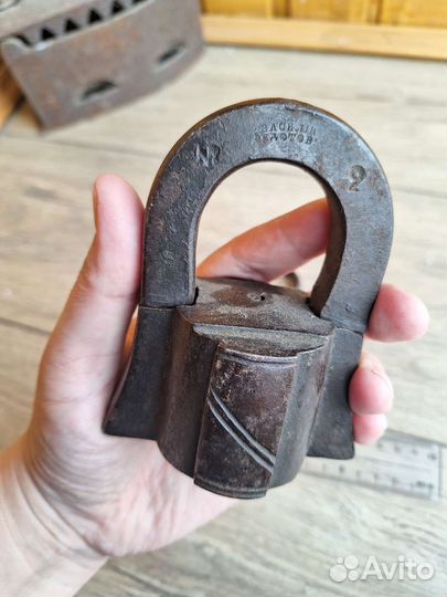 Навесной замок старинный