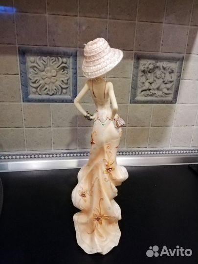 Статуэтка девушка в шляпе