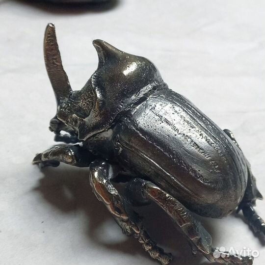 Бронзовая статуэтка большой жук носорог