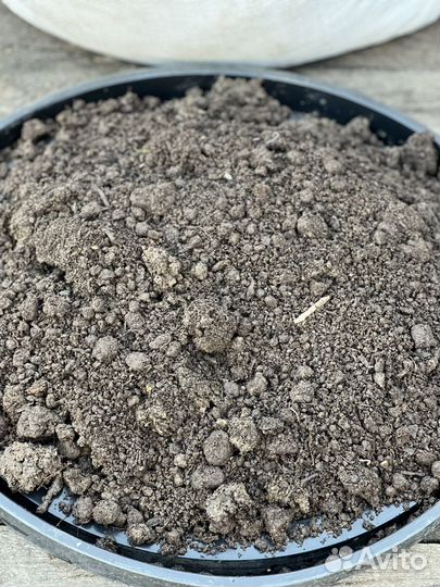 Земля с навозом в перемешку в мешках