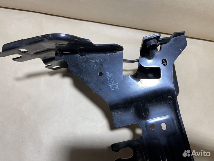 Кронштейн фар правый Bmw 5-Series G30