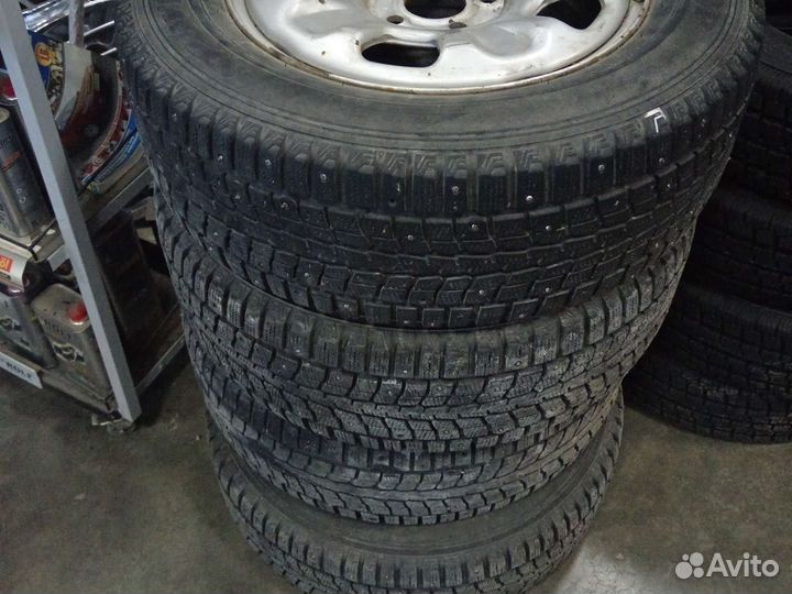 Dunlop SP Winter Ice 01 215/65 R16