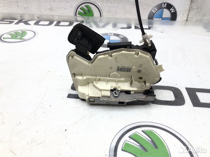 Замок двери задний правый Skoda Octavia A7 (5E)