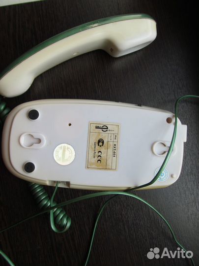 Проводной телефон и база радиотелефона