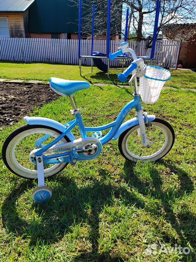 Детский велосипед с дополнительными колесами