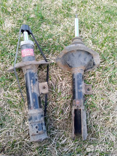 Стойки передние Kayaba