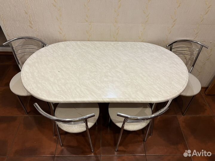 Кухонный стол и стулья