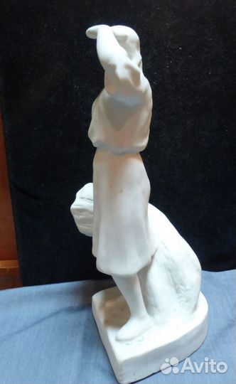 Статуэтка Колхозница со снопом. 1930-е гг