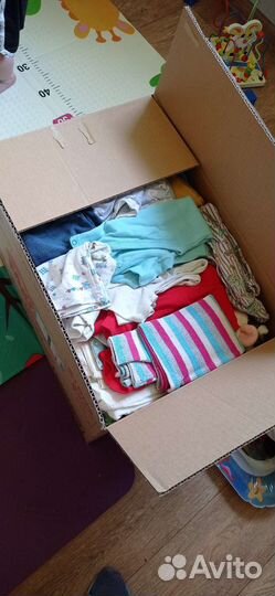 Большая коробка детских вещей