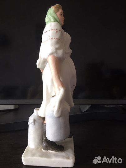 Статуэтка Доярка фарфор СССР