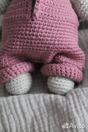 Вязаная игрушка зайка в комбинезоне