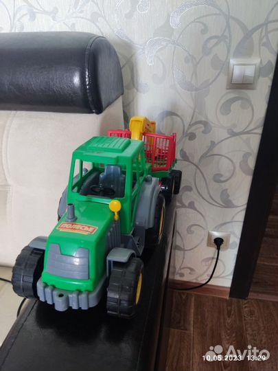 Трактор с прицепом, бревнами и цепляющим краном