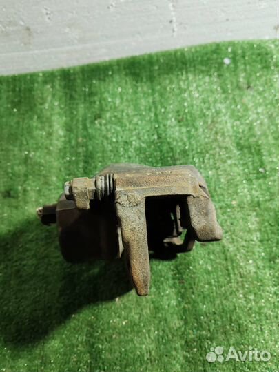 Суппорт тормозной передний Toyota Alphard