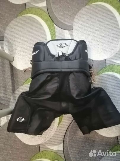 Хоккейная экипировка. Нагрудник и шорты