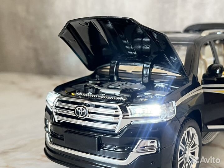 Модель toyota land cruiser 200 1:24