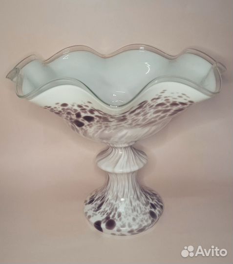 Ваза на ножке. Молочное стекло
