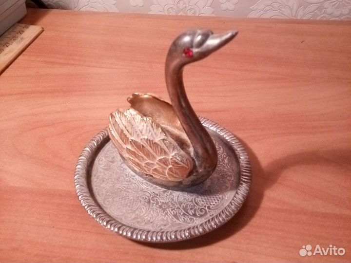 Статуэтка лебедь