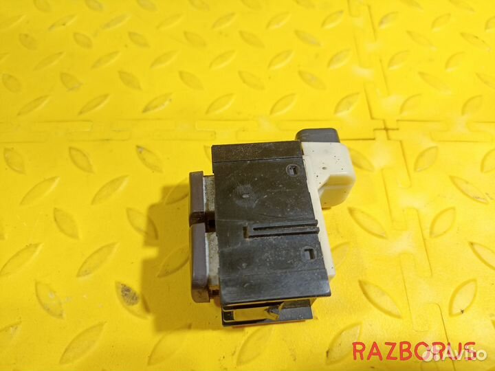 Кнопка открывания бензобака Toyota Windom V10