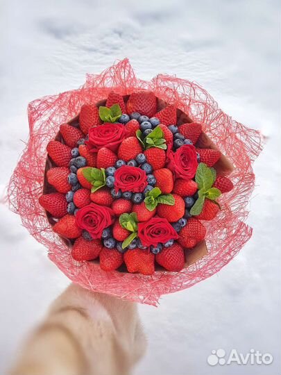 Клубничный букеты с цветами