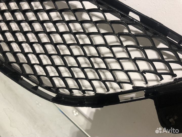 Решетка переднего бампера mercedes E212 с дефектом