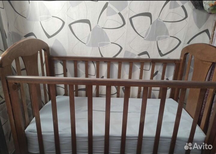 Детская кроватка с маятником и ящиком