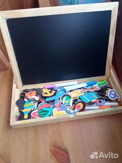 Бизи чемоданчик, меловая доска и магнитная