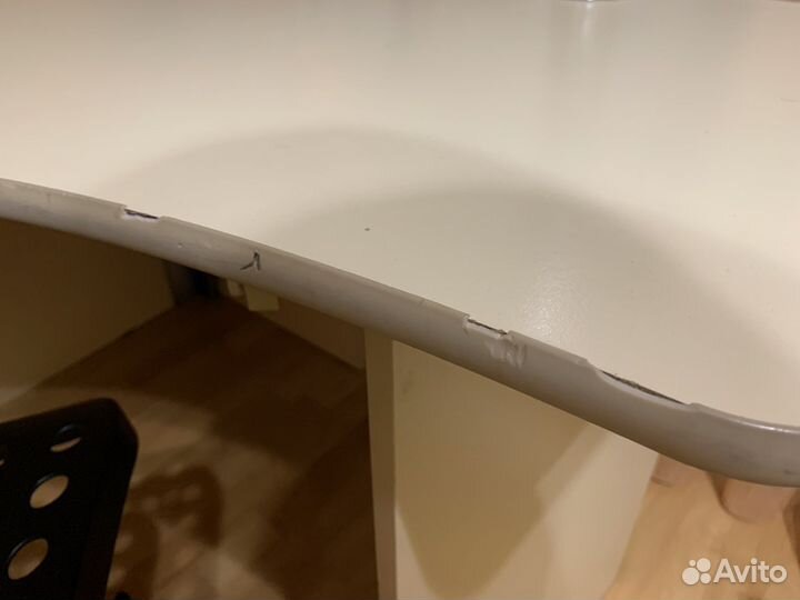 Двухъярустная кровать внизу со столом, шкафом