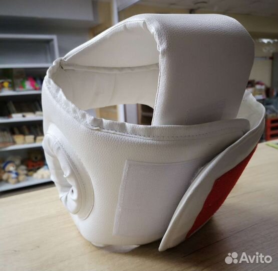 Боксерский шлем и перчатки