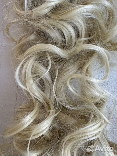 Волосы на заколках блонд