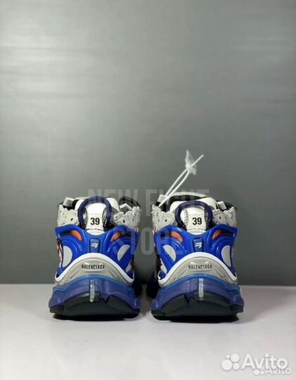 Кроссовки balenciaga runner graffiti на руках