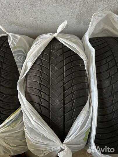 Bridgestone Blizzak LM-001 285/45 R21 113V