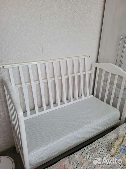 Детская кроватка с маятником