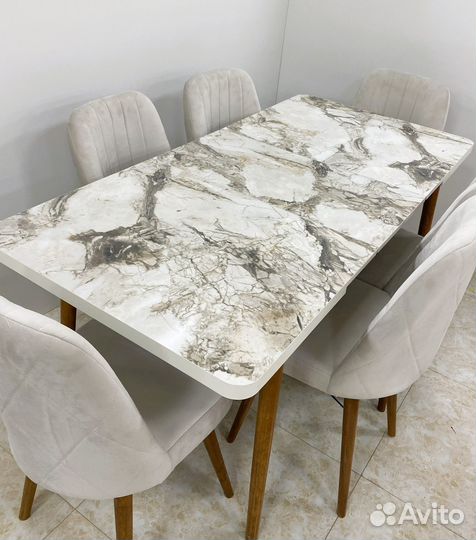 Кухонный стол и стулья новые