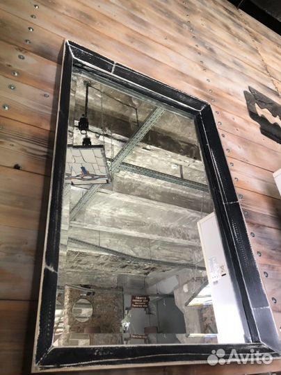 Дизайнерское зеркало в деревянной раме