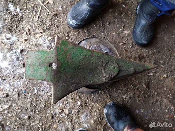 Центральный клин для экскаватора hitachi