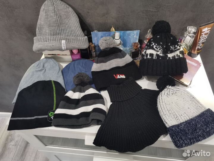 Пакет шапок и куртка в подарок