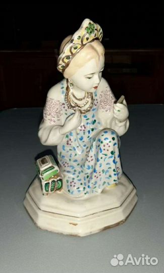 Фарфоровая статуэтка